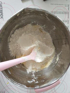 再加入过筛的低粉拌匀。