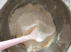 再加入过筛的低粉拌匀。