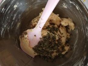 加入黑胡椒和干葱拌匀。