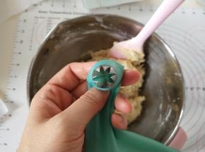 用三能的7092花醉挤出曲奇花。