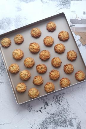 烤箱中层170度20分钟。根据曲奇挤的薄厚来决定时间。