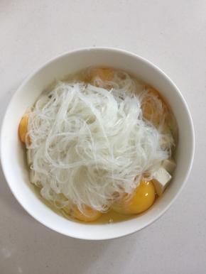 放上泡发好的粉丝。