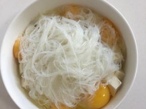 放上泡发好的粉丝。