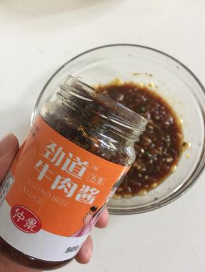 再放入一勺仲景牛肉酱搅拌均匀调成料汁儿备用。