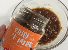 再放入一勺仲景牛肉酱搅拌均匀调成料汁儿备用。