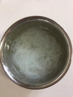 粉丝提前用温水泡软备用。