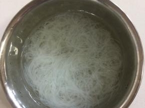 粉丝提前用温水泡软备用。