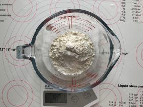 面粉和泡打粉混合后过筛备用