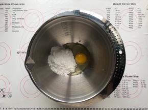 鸡蛋和糖粉放在打蛋盆里，用手动打蛋器搅打均匀