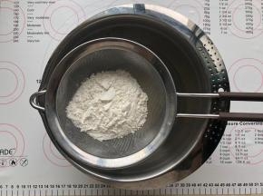 筛入混合好的低筋面粉和泡打粉，用手动打蛋器搅打均匀