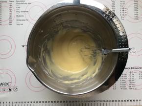 搅拌好的面糊，放在打蛋盆里静置15分钟