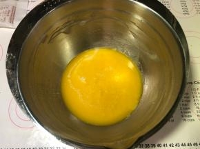 黄油隔水融化放凉备用
