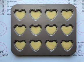 准备好模具，把搅拌好的面糊挤入模具至八分满，用力震几下消除气泡