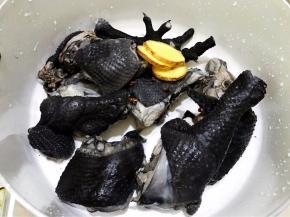 焯好水的乌鸡冲洗干净重新放入锅里，加入花椒粒和姜片