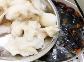 最后放入挤干水的竹荪，再煮15分钟