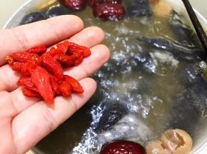 加入枸杞炖10分钟