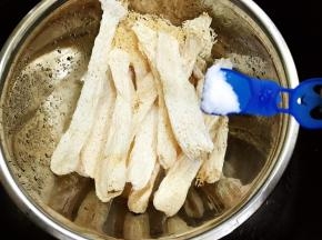 干竹荪放入少许盐，加入清水泡发20分钟