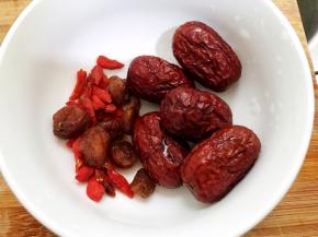 红枣，枸杞，桂圆干洗净