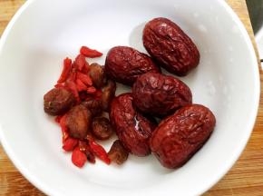 红枣，枸杞，桂圆干洗净
