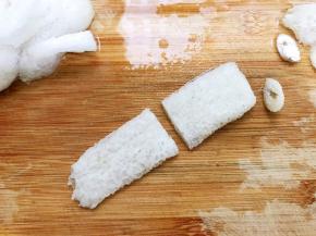 泡发好的竹荪切去头尾改刀成段