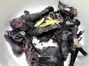 乌鸡斩件后放入锅里，加入姜丝和花椒粒