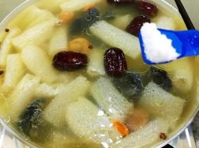 按照个人口味加入少许盐调味即可出锅