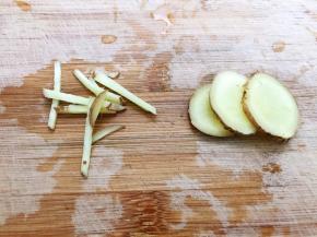 姜一半切丝，一半切片