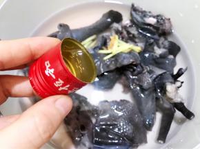 加入淹过乌鸡的水，倒入一瓶盖料酒
水滚开后煮一分钟
