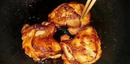 平底锅放油烧热，小火煎熟，一般煎至两面金黄即可