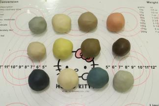 深蓝色：18克牛奶桃山皮：7克巧克力桃山皮：少许蓝色素
雾霾蓝：22克牛奶桃山皮：3克巧克力桃山皮：少许蓝色素
姜黄色：8克牛奶桃山皮：17克台式桃山皮（可等量换成2克巧克力桃山皮）
雾霾灰：23克牛奶桃山皮：2克巧克力桃山皮
各色桃山皮揉匀备用