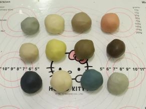 深蓝色：18克牛奶桃山皮：7克巧克力桃山皮：少许蓝色素
雾霾蓝：22克牛奶桃山皮：3克巧克力桃山皮：少许蓝色素
姜黄色：8克牛奶桃山皮：17克台式桃山皮（可等量换成2克巧克力桃山皮）
雾霾灰：23克牛奶桃山皮：2克巧克力桃山皮
各色桃山皮揉匀备用
