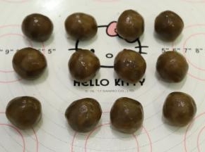 油性红豆沙平均分成25克份，搓圆