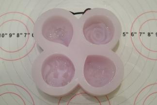 准备好硅胶月饼模，里面抹上少许的色拉油，只需表面一点点即可