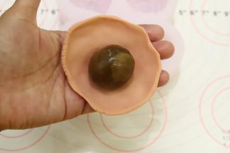 取一份桃山皮，馅料放中间，包好，收口捏紧