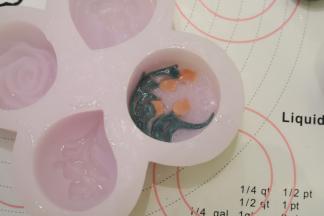 根据模具里面的花纹放入各色的桃山皮，做好，牙签挑掉多余的桃山皮