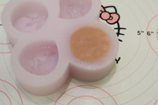 将包好的月饼胚放入模具内，用力往下压