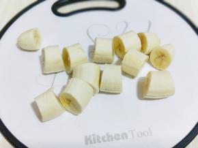 香蕉去皮，切段。