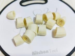 香蕉去皮，切段。
