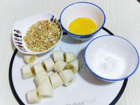 将鸡蛋打散，麦片放入碗中，准备工作完成！