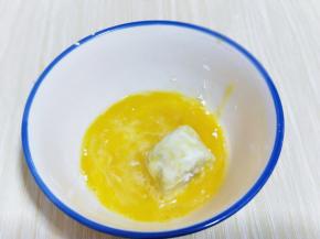 再放入蛋液中，沾满蛋液。