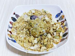 最后放入麦片器具中，均匀裹上麦片。