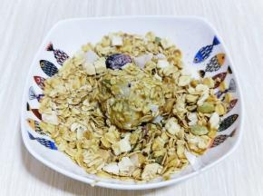 最后放入麦片器具中，均匀裹上麦片。