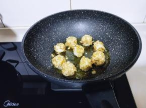 锅中加入适量食用油，油温升高时，将裹满麦片的香蕉放入锅中。小火煎至金黄捞出。