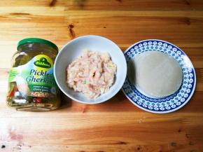 准备好食材：饺皮，饺子馅，冠利酸黄瓜