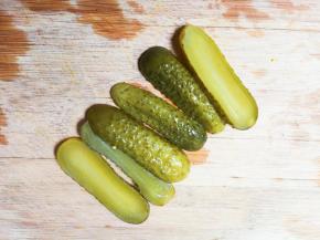 取出两根酸黄瓜切片