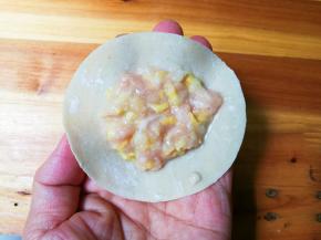 取一张饺子皮放入适量饺子馅
