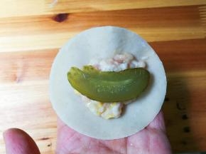 放一片酸黄瓜