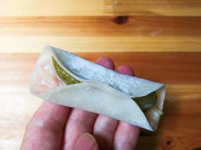 将饺皮两边合起来中间捏紧成锅贴