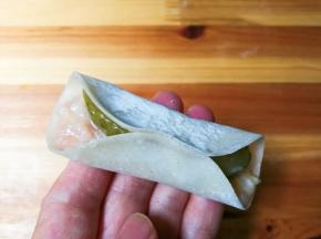 将饺皮两边合起来中间捏紧成锅贴