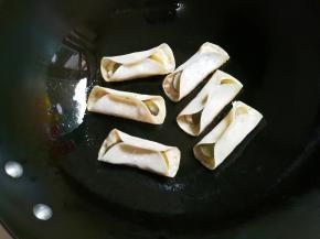 热锅热油放入锅贴煎